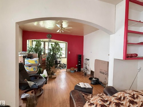 9413 101 Street Nw, Edmonton, AB - Indoor