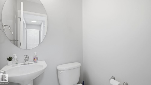 5507 163 Avenue Nw, Edmonton, AB - Indoor Photo Showing Bathroom