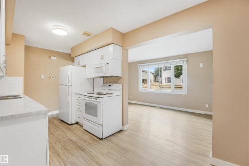 #8 14120 80 St Nw, Edmonton, AB - Indoor Photo Showing Kitchen