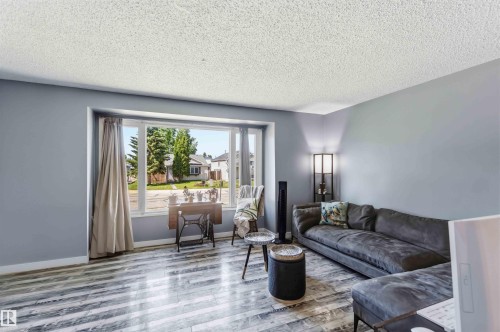 135 Birch Drive, Gibbons, AB - Indoor Photo Showing Living Room
