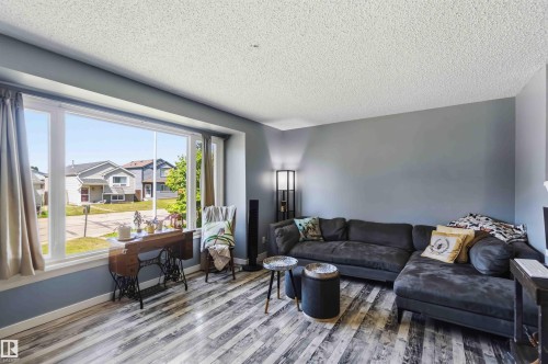 135 Birch Drive, Gibbons, AB - Indoor Photo Showing Living Room