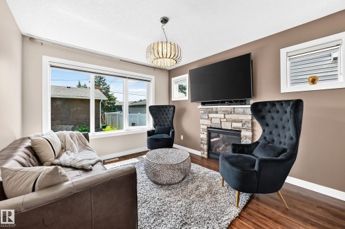 15503 95 Avenue Nw, Edmonton, AB - Indoor Photo Showing Living Room With Fireplace