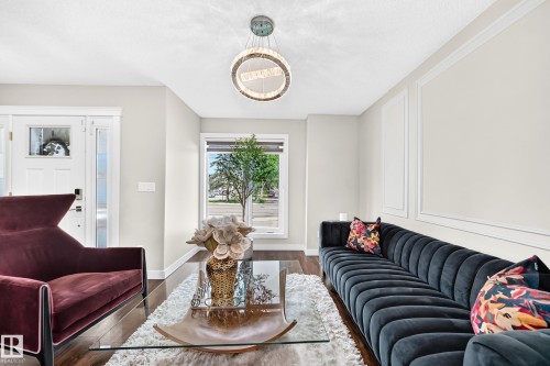 15503 95 Avenue Nw, Edmonton, AB - Indoor Photo Showing Living Room