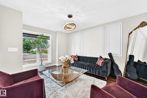 15503 95 Avenue Nw, Edmonton, AB - Indoor Photo Showing Living Room