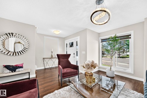 15503 95 Avenue Nw, Edmonton, AB - Indoor Photo Showing Living Room