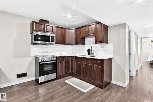 15503 95 Avenue Nw, Edmonton, AB - Indoor Photo Showing Kitchen With Upgraded Kitchen