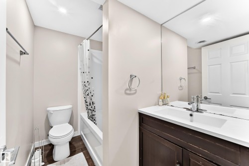 15503 95 Avenue Nw, Edmonton, AB - Indoor Photo Showing Bathroom