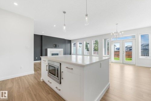 6404 176 Avenue Nw, Edmonton, AB - Indoor Photo Showing Kitchen