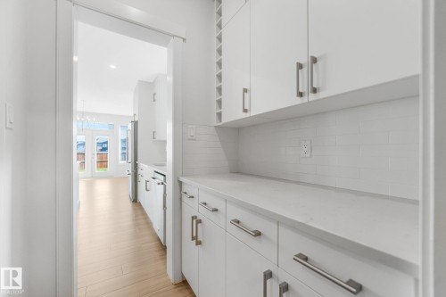 6404 176 Avenue Nw, Edmonton, AB - Indoor Photo Showing Kitchen