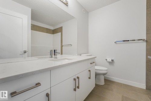 6404 176 Avenue Nw, Edmonton, AB - Indoor Photo Showing Bathroom