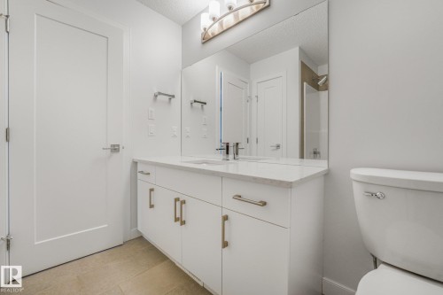 6404 176 Avenue Nw, Edmonton, AB - Indoor Photo Showing Bathroom