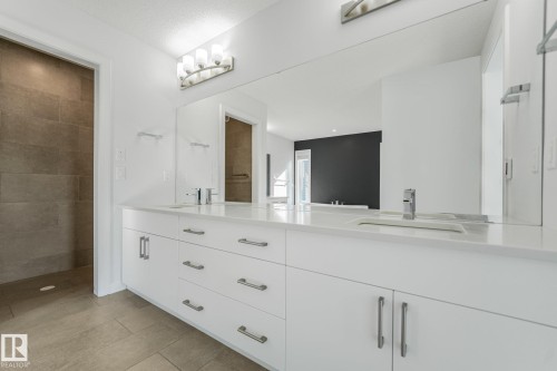 6404 176 Avenue Nw, Edmonton, AB - Indoor Photo Showing Bathroom