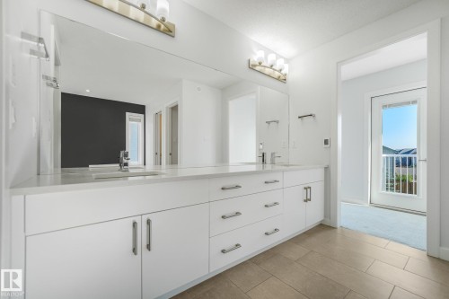 6404 176 Avenue Nw, Edmonton, AB - Indoor Photo Showing Bathroom