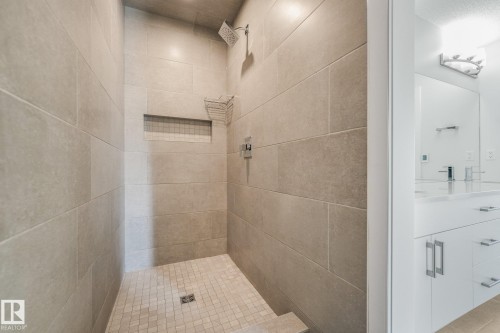6404 176 Avenue Nw, Edmonton, AB - Indoor Photo Showing Bathroom
