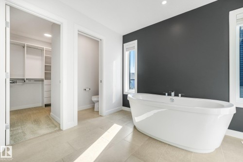 6404 176 Avenue Nw, Edmonton, AB - Indoor Photo Showing Bathroom