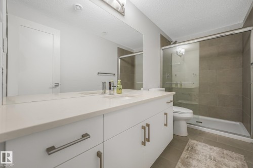 6404 176 Avenue Nw, Edmonton, AB - Indoor Photo Showing Bathroom