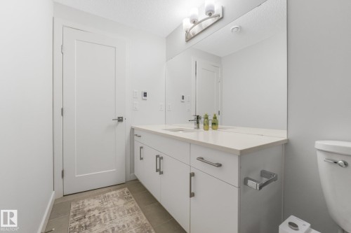 6404 176 Avenue Nw, Edmonton, AB - Indoor Photo Showing Bathroom