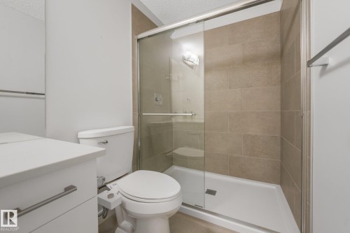 6404 176 Avenue Nw, Edmonton, AB - Indoor Photo Showing Bathroom