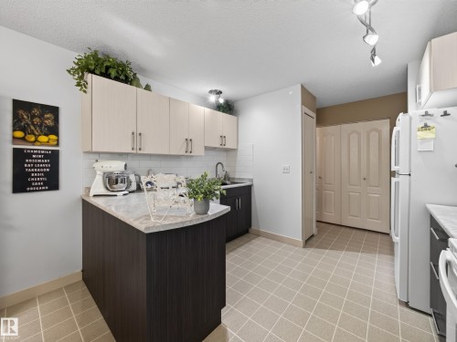 10136 81 Street Nw, Edmonton, AB - Indoor
