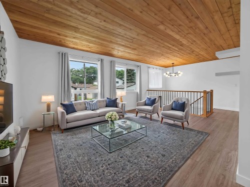 10136 81 Street Nw, Edmonton, AB - Indoor Photo Showing Living Room