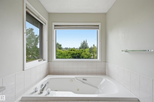 219 Buchanan Close Nw, Edmonton, AB - Indoor Photo Showing Bathroom
