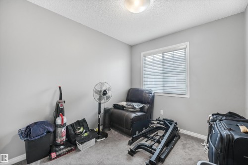 Neutral gray walls with white trim and a single window featuring horizontal blinds - #40 1030 Chappelle Bv Sw, Edmonton, AB - Indoor