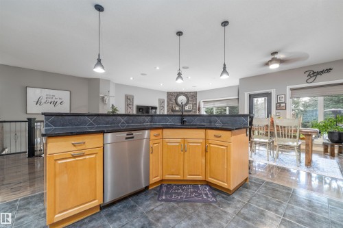 156 Greenfield Way, Fort Saskatchewan, AB - Indoor Photo Showing Kitchen