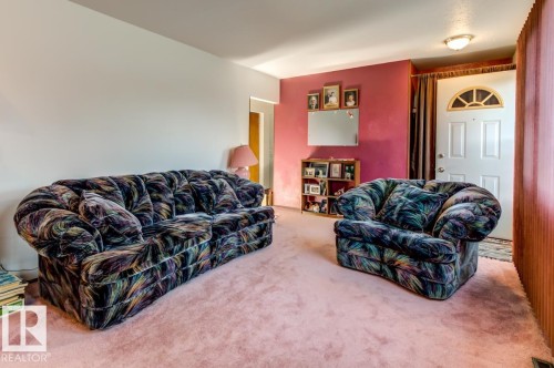 13517 136 Street Nw, Edmonton, AB - Indoor Photo Showing Living Room