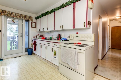 13517 136 Street Nw, Edmonton, AB - Indoor Photo Showing Kitchen