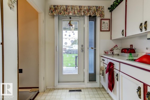 13517 136 Street Nw, Edmonton, AB - Indoor