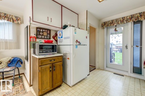 13517 136 Street Nw, Edmonton, AB - Indoor Photo Showing Kitchen