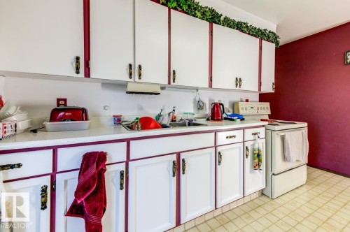 13517 136 Street Nw, Edmonton, AB - Indoor Photo Showing Kitchen
