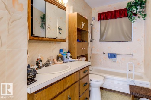 13517 136 Street Nw, Edmonton, AB - Indoor Photo Showing Bathroom