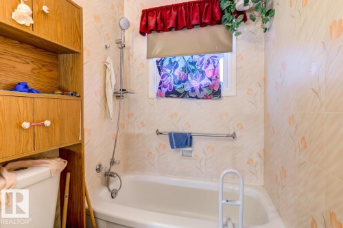 13517 136 Street Nw, Edmonton, AB - Indoor Photo Showing Bathroom