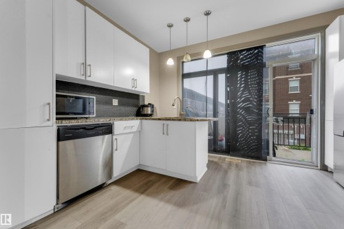 2107 Casselman Link Sw, Edmonton, AB - Indoor Photo Showing Kitchen