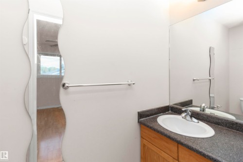 11517 83 Street Nw, Edmonton, AB - Indoor Photo Showing Bathroom
