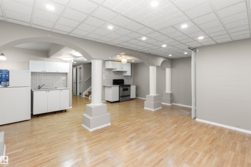 11517 83 Street Nw, Edmonton, AB - Indoor Photo Showing Kitchen