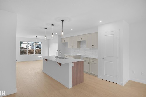 7385 Keeler Crescent Sw, Edmonton, AB - Indoor Photo Showing Kitchen
