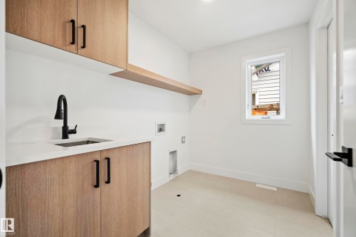 8533 223A Street Nw, Edmonton, AB - Indoor Photo Showing Other Room