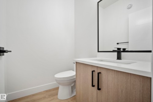 8533 223A Street Nw, Edmonton, AB - Indoor Photo Showing Bathroom