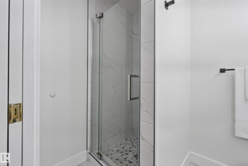6741 162A Avenue Nw, Edmonton, AB - Indoor Photo Showing Bathroom