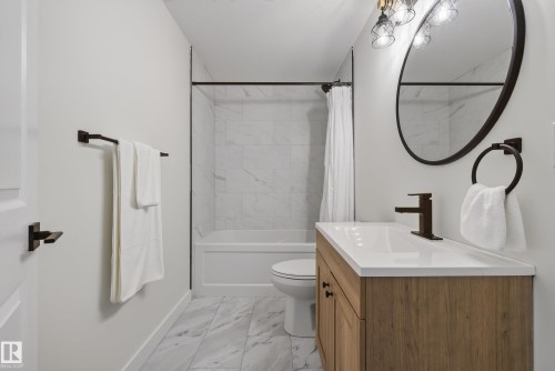 6741 162A Avenue Nw, Edmonton, AB - Indoor Photo Showing Bathroom