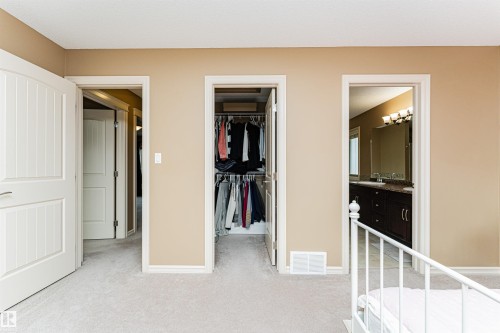 Plush carpet flooring complements neutral wall tones - 2605 Anderson Crescent Sw, Edmonton, AB - Indoor