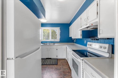 102 Spruce Glen, Spruce Grove, AB - Indoor Photo Showing Kitchen