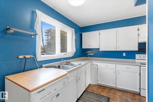 102 Spruce Glen, Spruce Grove, AB - Indoor Photo Showing Kitchen With Double Sink