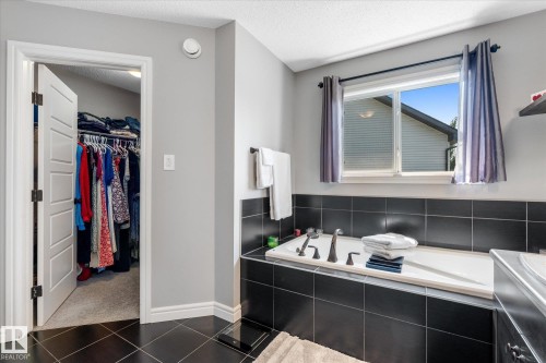 41 Meadowview Landing, Spruce Grove, AB - Indoor Photo Showing Bathroom