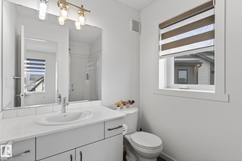 #44 1025 Secord Pm Nw, Edmonton, AB - Indoor Photo Showing Bathroom
