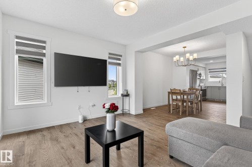 #44 1025 Secord Pm Nw, Edmonton, AB - Indoor Photo Showing Living Room