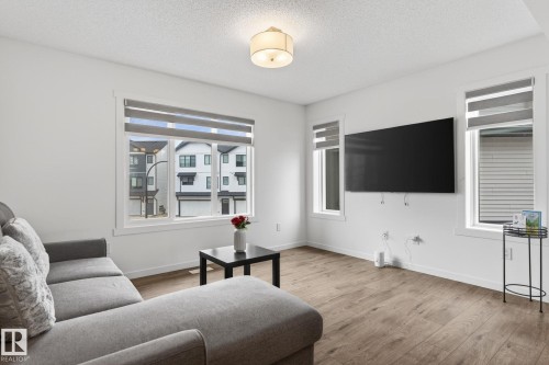 #44 1025 Secord Pm Nw, Edmonton, AB - Indoor Photo Showing Living Room