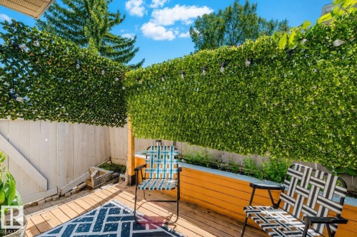 Outdoor deck featuring wood flooring and a privacy hedge - 342 O'Connor Close Nw, Edmonton, AB - Outdoor With Deck Patio Veranda